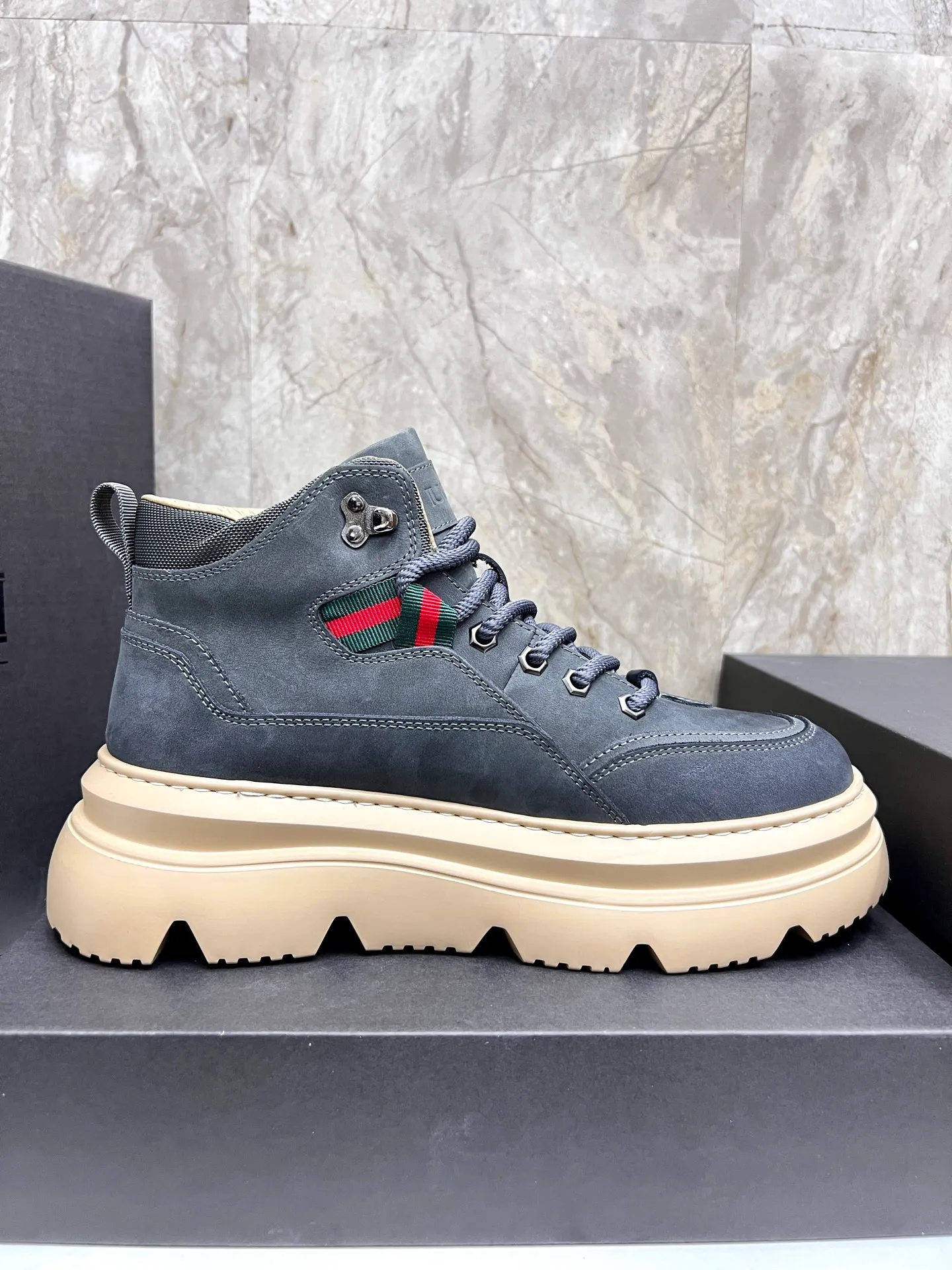 💰700 new UGG fur-integrated men's simple and fashionable snow shoes. The most worth buying at the end of this year are warm casual shoes. Whether you are out and about at home, their comfortable and warm performance will be your most suitable fashion companion! The material is cowhide upper and imported wool is used inside. Two layers of cowhide for warmth and comfort! The eva+ rubber patch outsole is cushioned, non-slip and wear-resistant, and has good elasticity. It is light and wear-resistant, comfortable and soft, and the new simple cut is more fashionable. It has both practicality and fashion sense, so you no longer have to worry about how to match it in winter, while still maintaining your fashionable taste. High-quality genuine wool produced in Dongguan. The material depends on the details! Size: 39-40-41-42-43-44
